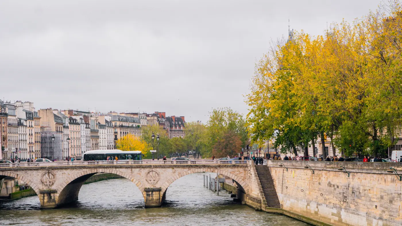 A bridge over the Seine in autumn.